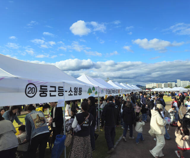 지난 19일 관람객들이 2024년 왕숙천 문화제 행사장에 방문하고 있다. 남양주시 제공