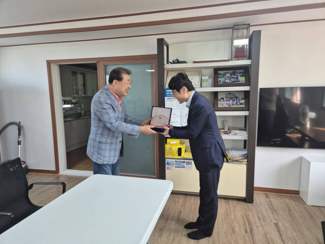 환경대책위원회 등 마을 관계자들이 뜻을 모아 용인도시공사 측에 감사패를 전달하고 있다. 용인도시공사 제공