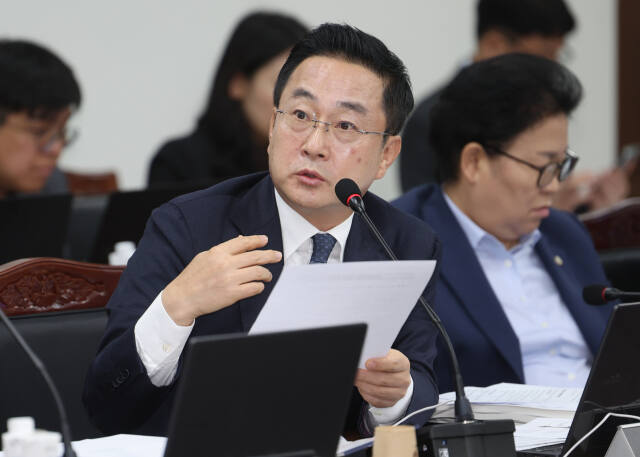 지난 18일 부산대학교에서 열린 교육위원회 국정감사에서 박성준 더불어민주당 의원이 질의하고 있다. 연합뉴스