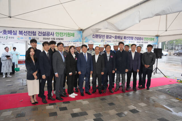 22일 신분당선 건설사업 사업을 위한 안전기원제에 참석한 최종열 수원특례시 첨단교통과장 및 관계자들이 기념촬영을 하고 있다. 수원특례시 제공
