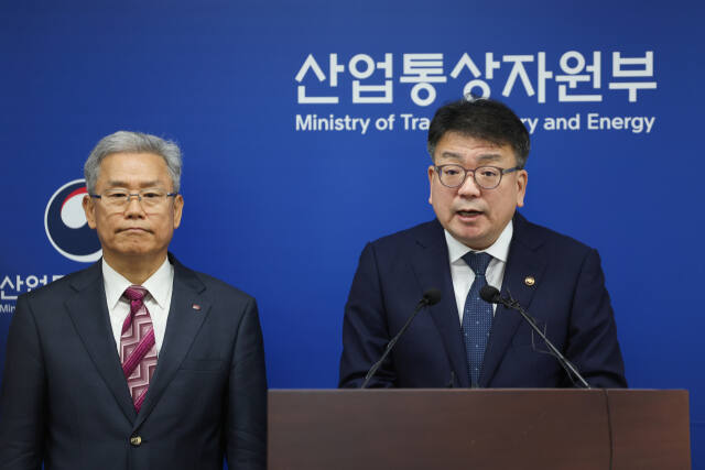 23일 오전 정부세종청사 산업통상자원부 기자실에서 최남호 산업통상자원부 2차관(오른쪽)과 김동철 한국전력 사장이 전기요금 인상 관련 브리핑을 하고 있다. 연합뉴스