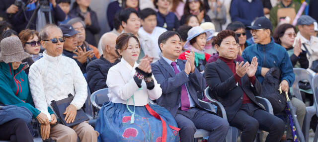 제4회 여주가양주품평회에 참석한 이숙 추연당 대표(왼쪽 3번째)와 이순열 재단이사장(왼쪽 5번째)가 행사을 관람하고 있다. 유진동기자