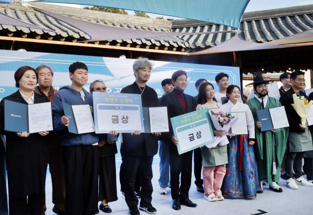 제4회 여주 오곡으로 빚은 가양주 품평회에서 금상을 받은 이재홍 · 이윤욱씨 등 수상자들이 기념촬영을 하고 있다. 유진동기자