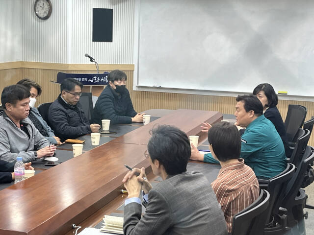 당초 23일 오전 9시께 예정됐던 ‘신시흥-신송도 송전선로 관련 기자회견’이 무산된 가운데 임병택 시흥시장(오른쪽 민방위복 착용)이 주민대표들과 면담을 진행하고 있다. 김형수기자