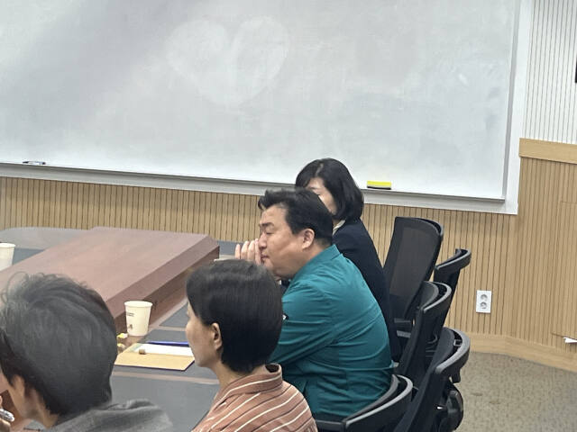 당초 23일 오전 9시께 예정됐던 ‘신시흥-신송도 송전선로 관련 기자회견’이 무산된 가운데 임병택 시흥시장(오른쪽 민방위복 착용)이 주민대표들과 면담을 진행하면서 고뇌에 찬 표정을 짓고 있다. 김형수기자