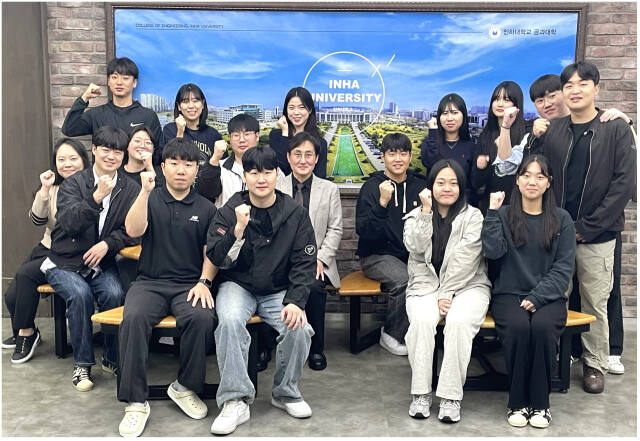 백성현 인하대 화학 화학공학 융합학과 교수가 이끄는 에너지환경기술연구실 연구팀이 단체 기념촬영을 하고 있다. 인하대 제공