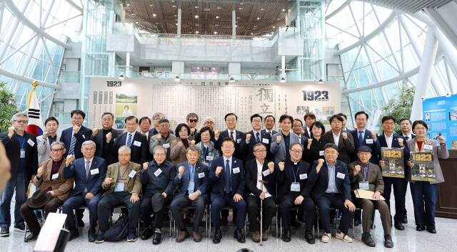 더불어민주당 이재명 대표가 23일 ‘1923 간토대학살 영화 르포컷’ 전시회 개막식에 참석해 기념촬영을 하고 있다. 의원실 제공