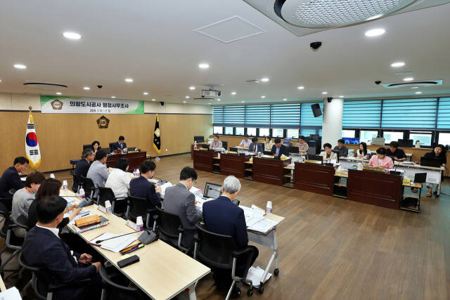 의왕시의회행정사무조사특별위원회가 의왕도시공사에 대한 행정사무조사에서 증인신뭉을 실시하고 있다. 의왕시의회 제공