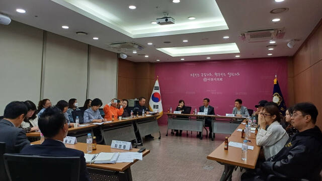 이천시의회 의원들이 주민 민원해결 위해 주민들과 간담회를 갖고 있다. 김하식 시의원 제공