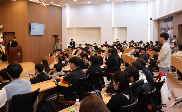 경동대 메트로폴 캠페스에서 열린 KDU 글로벌 스포츠마케팅 &amp; 비지니스 위크 세미나에 참가한 학생들이 주제강연을 경청하고 있다. 경동대 제공