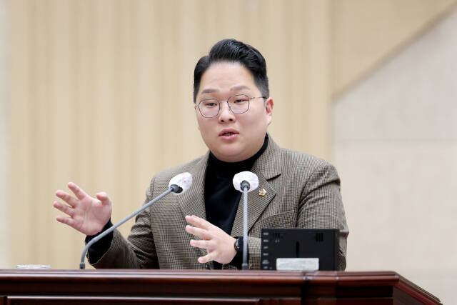 23일 제298회 인천시의회 임시회 제4차 본회의에서 김대영 시의원(더불어민주당·비례대표)이 시정 질의를 하고 있다. 인천시의회제공