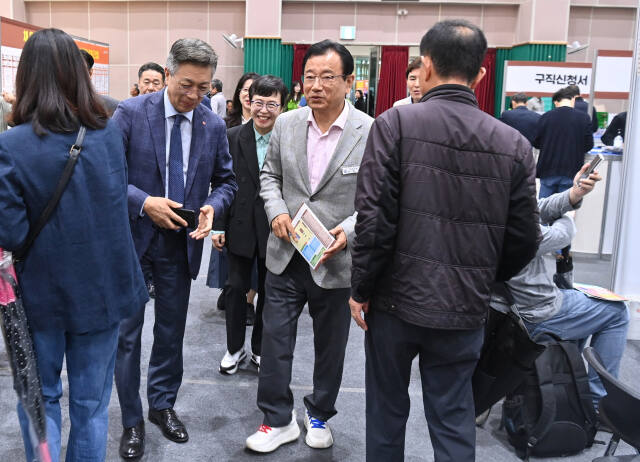 하남시 일자리박람회 기업 홍보 부스 및 구직자 면접 현장 등을 둘러보고 있는 이현재 하남시장. 하남시 제공
