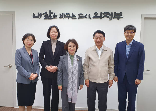 김동근 의정부시장, 원순자 의정부교육장, 이병진 경기북과학고 교장 등이 23일 경기북과학고 발전을 위한 간담회를 갖고 기념촬영을 하고 있다. 의정부교육지원청 제공