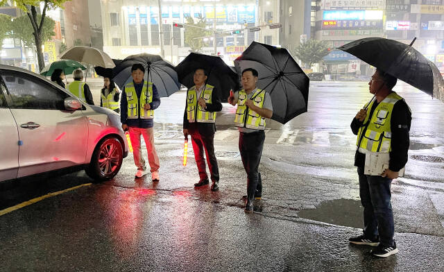박사승 영통구청장이 지난 22일 범죄 예방 및 안전한 원천동을 위해 원천동 법원사거리 일대에서 야간순찰을 진행했다. 영통구 제공