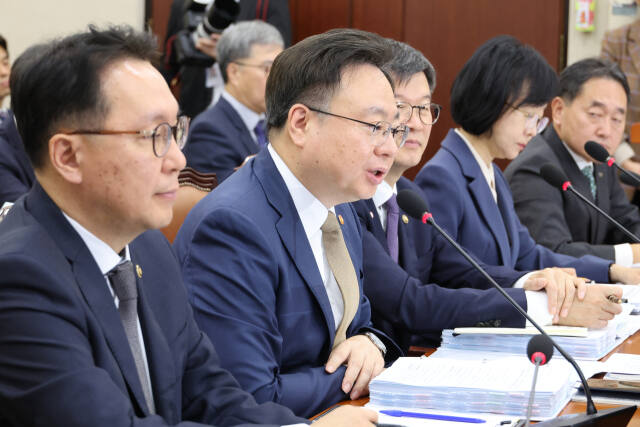 조규홍 보건복지부 장관이 23일 오전 국회에서 열린 보건복지위원회의 보건복지부와 질병관리청, 식품의약품안전처 등에 대한 국정감사에서 위원 질의에 답하고 있다. 연합뉴스