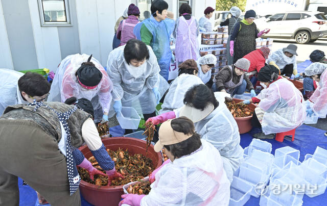 광주시, 추워진 날씨에 김장김치 나눔으로 따뜻한 봉사 [포토뉴스]
