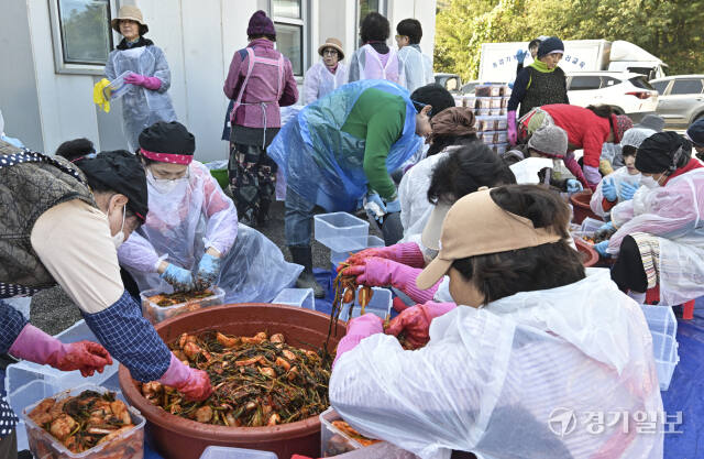 광주시, 추워진 날씨에 김장김치 나눔으로 따뜻한 봉사 [포토뉴스]
