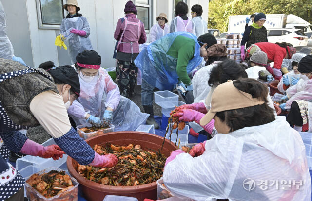 광주시, 추워진 날씨에 김장김치 나눔으로 따뜻한 봉사 [포토뉴스]