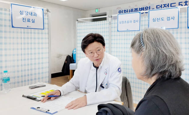 박진식 혜원의료재단 세종병원 이사장이 덕적도를 방문, 주민을 진료하고 있다. 인천세종병원 제공