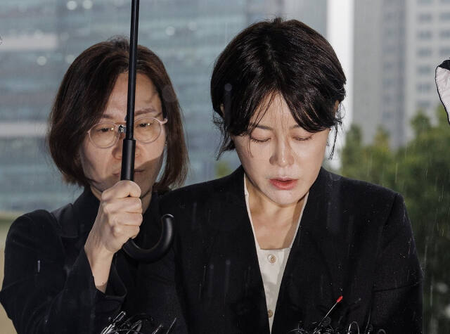 문재인 전 대통령의 딸 다혜(오른쪽) 씨가 지난 18일 오후 음주운전 사고와 관련해 경찰 조사를 받기 위해 변호인과 함께 서울 용산구 용산경찰서에 출석하고 있다. 연합뉴스