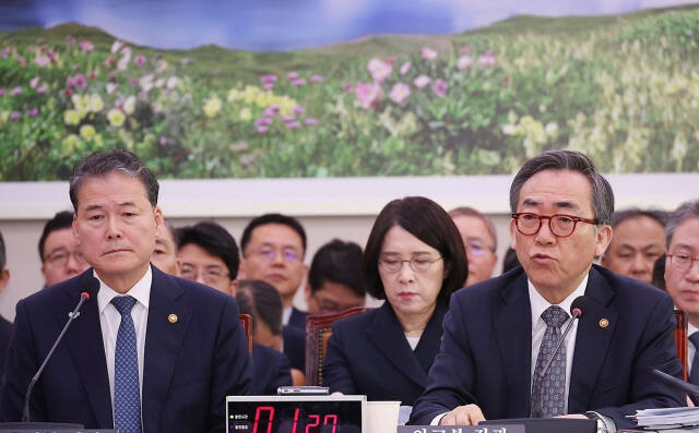 24일 국회에서 열린 외교통일위원회 국정감사에서 조태열 외교부 장관이 의원 질의에 답하고 있다. 연합뉴스