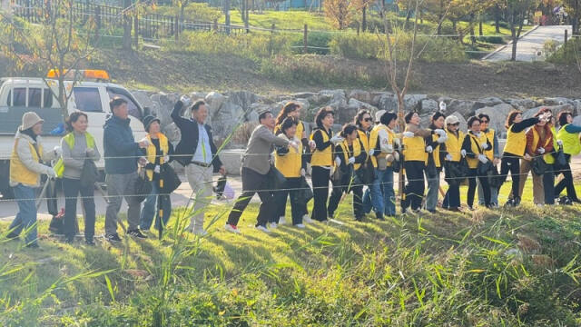 이현재 하남시장, 미사3동 유관단체와 망월천 정화 활동. 하남시 제공