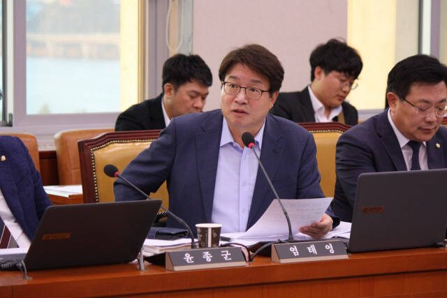 더불어민주당 염태영 의원이 24일 국토교통부 등을 대상으로 한 국정감사에서 질의하고 있다. 의원실 제공