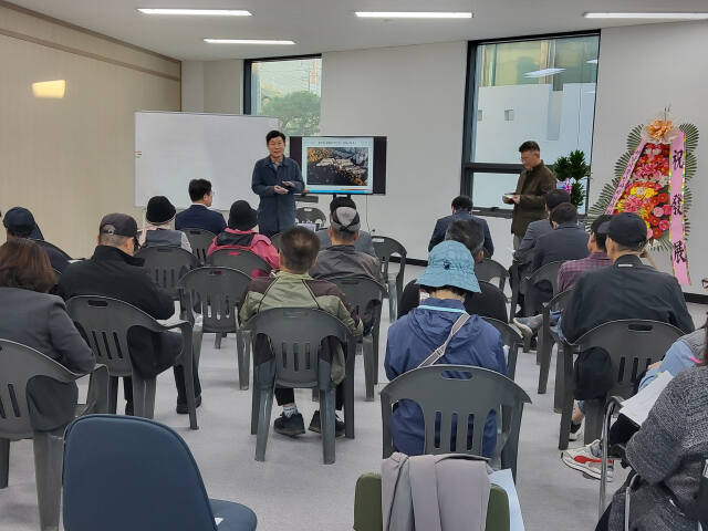 하남 교산신도시 원주민 재정착위위원회는 사무실 이전 및 사업 설명회를 개최했다. 김동수 기자