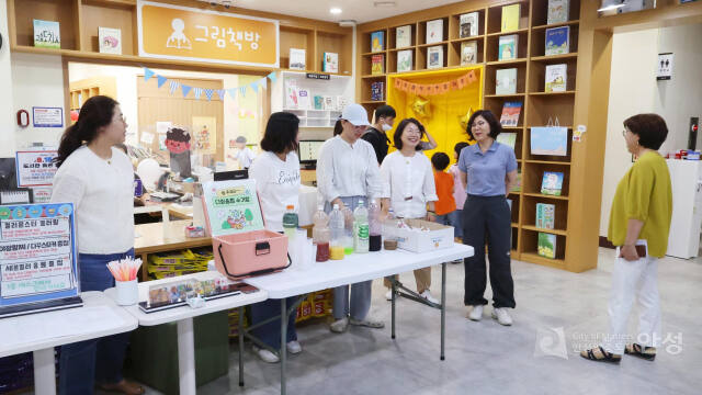 김보라 안성시장이 지난 8월 중앙도서관을 방문, 시민들과 대화를 나누고 있다. 안성시 제공