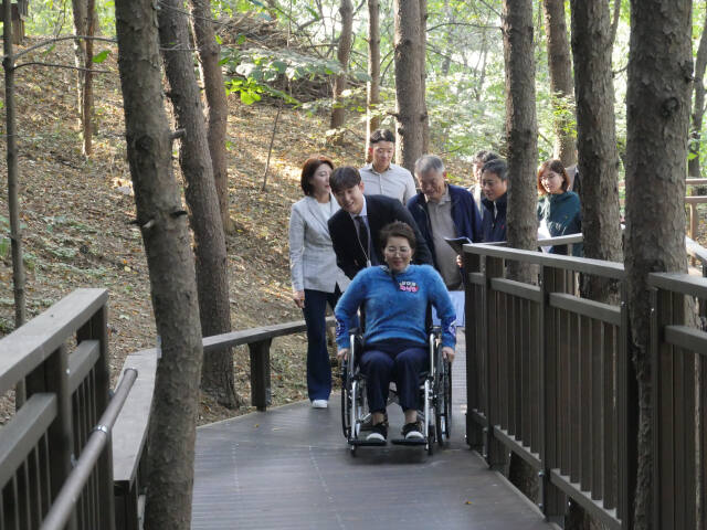 ‘과천시의회 무장애도시포럼’이 지난 24일 우면산 무장애숲길을 방문했다. 과천시의회 제공