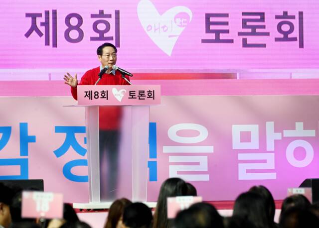 유 시장이 토론회에서 10대 분야 인천시 주요 정책을 발표하고 있다. 인천시 제공