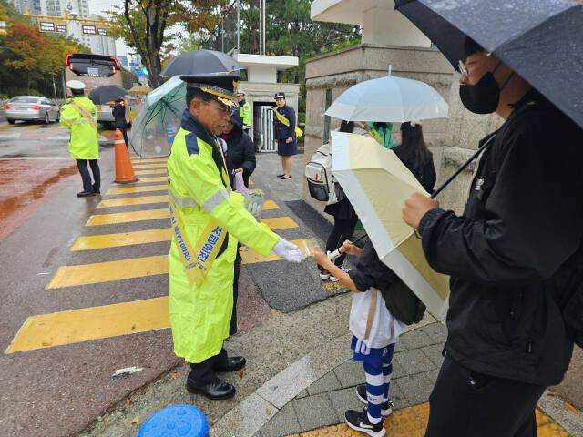 장한주 하남경찰서장이 앞장서 캠페인을 이끌고 있는 신평초 어린이 등하굣길 교통안전 캠페인. 하남경찰서 제공