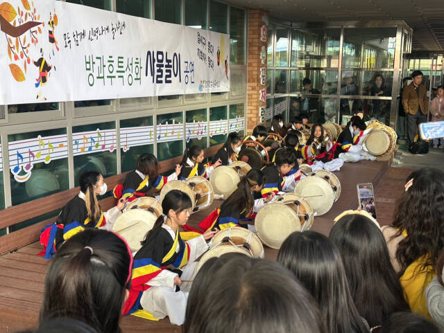 김포호수초등학교 방과후특성화 사물놀이팀 학생들이 신명난 우리 가락을 선보이고 있다. 김포교육지원청 제공