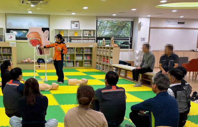 의왕소방서 관계자가 포일동 푸르지오엘센트로 푸른도서관에서 입주민과 아파트 관리자 대상으로 심폐소생술과 하임리히법 등 응급처치 교육을 진행하고 있다. 의왕소방서 제공
