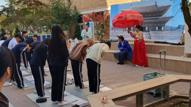 옥빛별시에 응시한 학생들이 상시관(시험을 총괄하는 관리)을 맡은 장원숙 교장에게 예를 갖추고 있다. 옥빛중학교 제공
