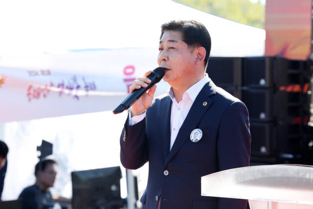 정해권 인천시의회 의장(국민의힘·연수1)이 지난 26일 인천 연수구 동춘1동 봉재산 억새군락지에서 열린 ‘제2회 봉재산 억새꽃 축제’에서 인사말을 하고 있다. 인천시의회 제공