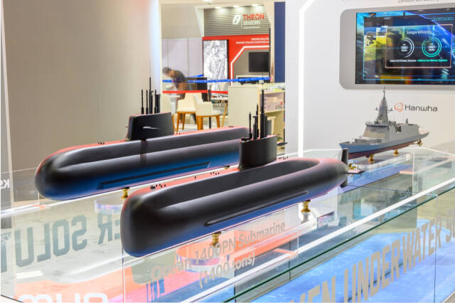 한화오션이 ADAS 2024에서 전시한 2800톤급 잠수함(KSS-III PN급)과 1400톤급 잠수함 (Ocean1400 PN급), 4300톤급 수출형 호위함 모형/한화 제공