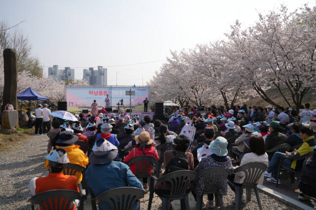 지난 4월 봄꽃 향기 가득한 당정뜰 특설무대에서 열린 ‘하남봄봄 문화축제’에 참석한 시민들이 공연을 관람하고 있다.