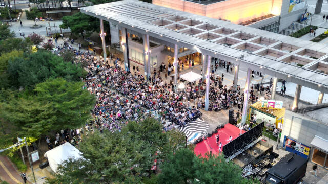 시 승격 제35주년 하남시민의 날 기념식 겸 이성산성문화제 개막식에 참여한 시민들이 환상적인 무대 퍼포먼스에 환호를 보내고 있다.