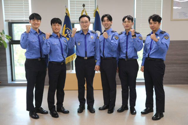 인천해양경찰서에서 이천식 인천해경서장과(왼쪽 3번째) 제250기 신임경찰 교육생들이 간담회를 마친 후 기념촬영을 하고 있다. 인천해경서 제공