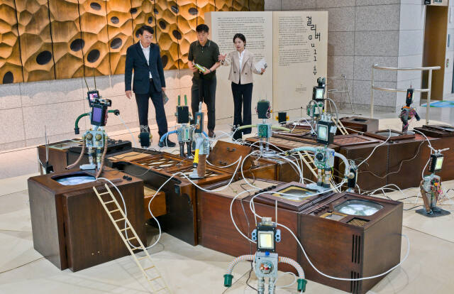 28일 오후 경기도청 로비에 백남준의 '걸리버'가 전시돼 있다. 백남준아트센터는 이날부터 오는 11월 15일까지 백남준아트센터 소장품 특별전 '걸리버'를 개최한다고 밝혔다. 윤원규기자