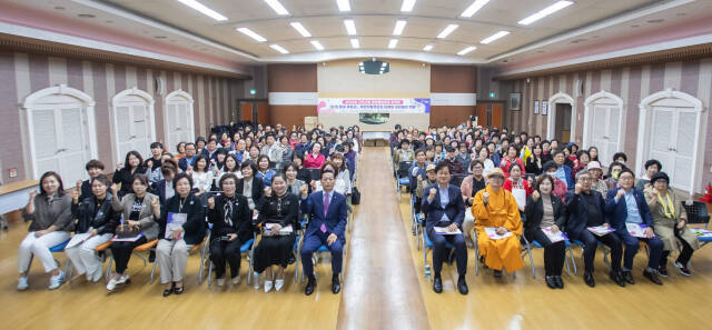 ‘2024 지역사회 평화통일공감 강연회’ 참석자들이 강연을 들은 뒤 기념촬영을 하고 있다. 인천 서구 제공