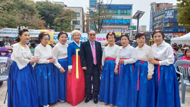 ㈔한국실버경찰봉사대 경기도총연합회가 지난 27일 안산시 다문화공원 야외공연장에서 ‘100세시대 스스로 만드는 건강댄스체조’를 개최했다. ㈔한국실버경찰봉사대 경기도총연합회 제공