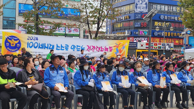 ㈔한국실버경찰봉사대 경기도총연합회가 지난 27일 안산시 다문화공원 야외공연장에서 ‘100세시대 스스로 만드는 건강댄스체조’를 개최했다. ㈔한국실버경찰봉사대 경기도총연합회 제공