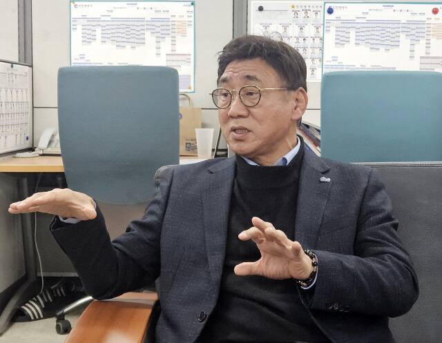 28일 인천시청 기자실에서 고남석 더불어민주당 인천시당위원장이 취임 100일 맞이 기자회견을 하고 있다. 박귀빈기자
