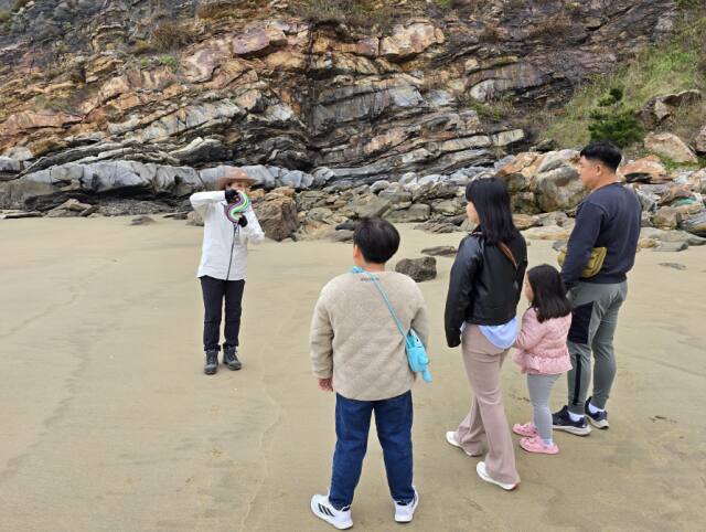 인천 내륙과 백령, 대청 주민들이 백령 지질공원을 체험하고 있다. 인천시 제공