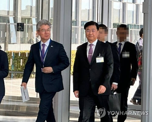 (브뤼셀=연합뉴스) 정빛나 특파원 = 한국 정부 대표단 단장인 홍장원 국가정보원 1차장(오른쪽)이 28일(현지시간) 벨기에 브뤼셀 나토 본부에 도착한 모습. 대표단은 이날 나토 북대서양이사회(NAC) 회의에 참석해 북한 파병 정보를 브리핑할 예정이다. 왼쪽은 유정현 주나토(벨기에·EU 겸임) 대사. 2024.10.28 shine@yna.co.kr