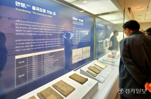 단국대 석주선기념박물관에서 진행 중인 ‘연암 박지원이 붓으로 쓴 여정, 열하일기 친필초고본 특별전’ 전시실 전경. 송상호기자