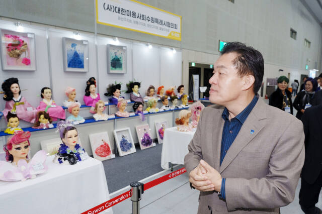 수원 뷰티 페스타 2023 행사장을 방문한 이재준 수원특례시장이 미용사들의 헤어아트 작품을 둘러보고 있다. 수원시 제공