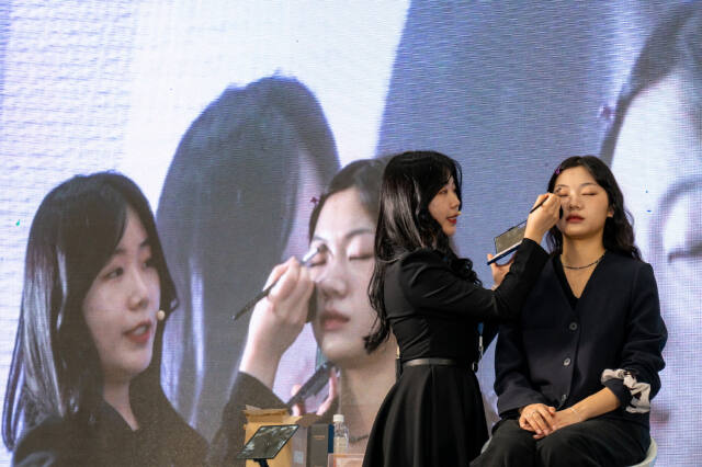 수원뷰티페스타 2023 행사장에서 메이크업 시연이 진행되고 있다. 수원시 제공